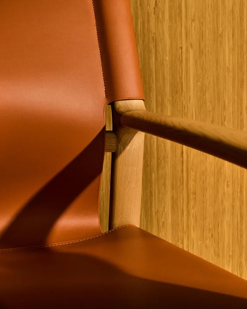 Poltrona Jan realizzata fibre di pelle riciclata colore chiarobraun e legno massello di frassino FSC 100 % con F