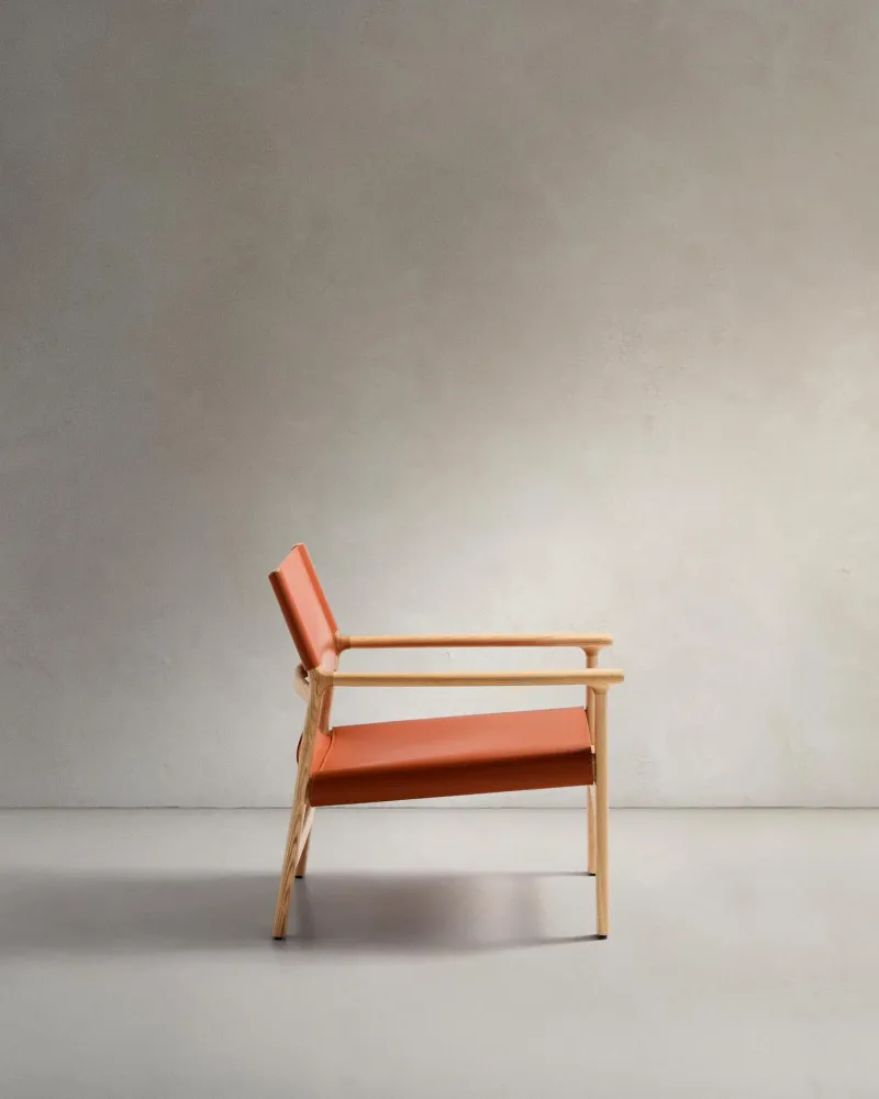Poltrona Jan realizzata fibre di pelle riciclata colore chiarobraun e legno massello di frassino FSC 100 % con F