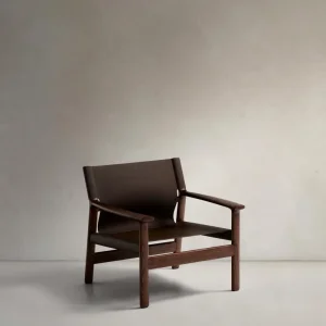 Poltrona Jan realizzata fibre di pelle riciclata colore scuro<tc>braun</tc> e legno massello di frassino FSC 100 % con