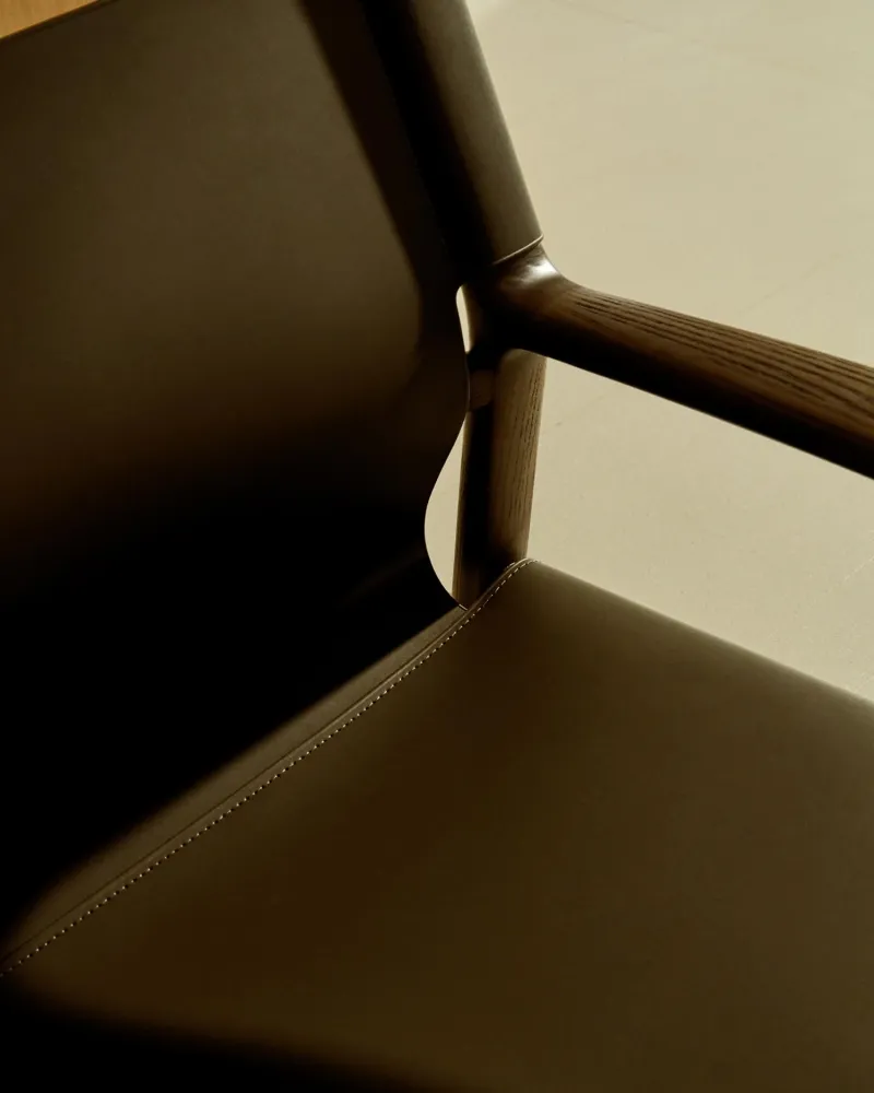Poltrona Jan realizzata fibre di pelle riciclata colore scurobraun e legno massello di frassino FSC 100 % con
