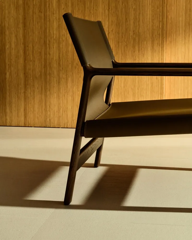 Poltrona Jan realizzata fibre di pelle riciclata colore scurobraun e legno massello di frassino FSC 100 % con