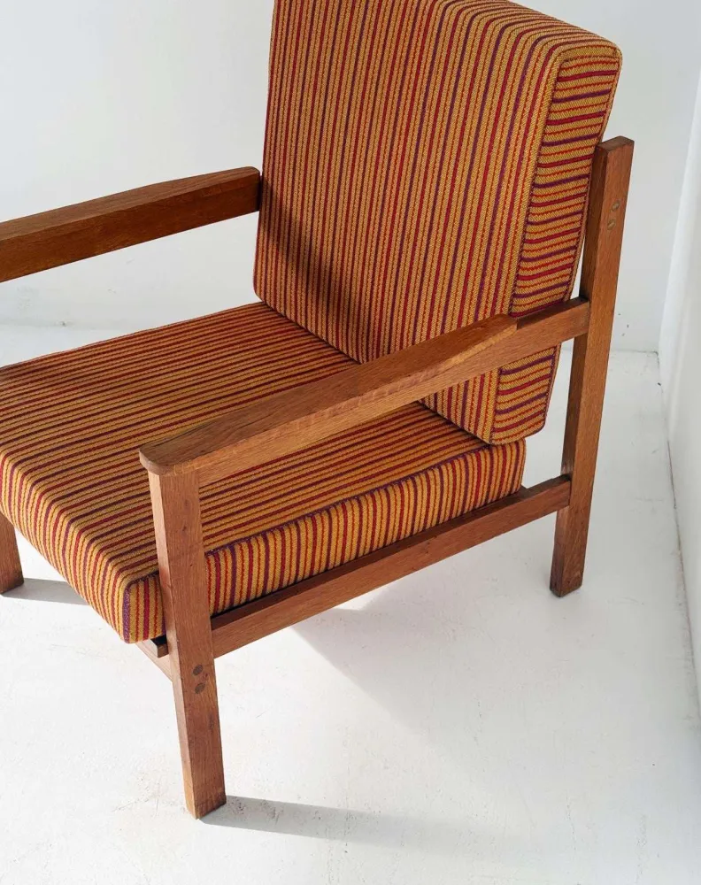 Poltrona legno massello con rivestimento righe
