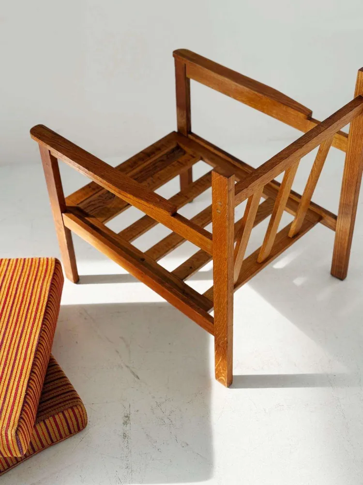 Poltrona legno massello con rivestimento righe