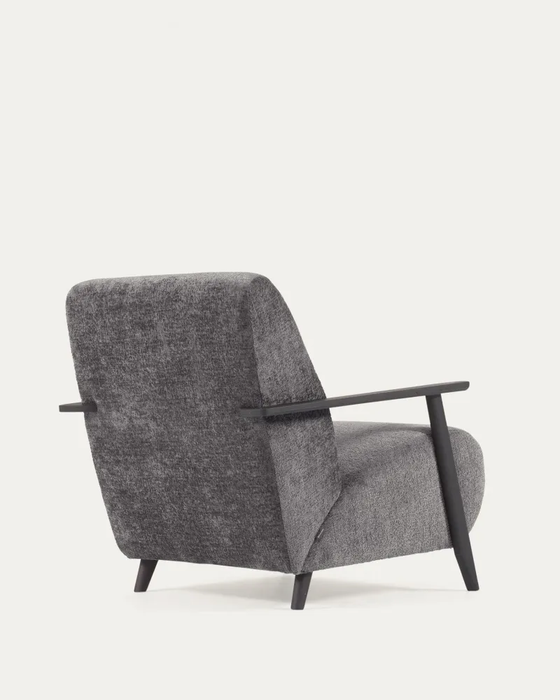 Poltrona Meghan fatta di Chenille grigia e legno con finitura di Wenge