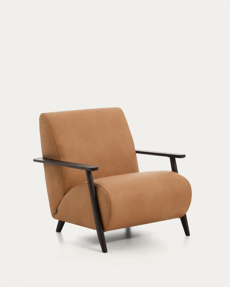 Poltrona Meghan pelle marrone con legno massello di frassino con finitura wengè, FSC Mix Credit