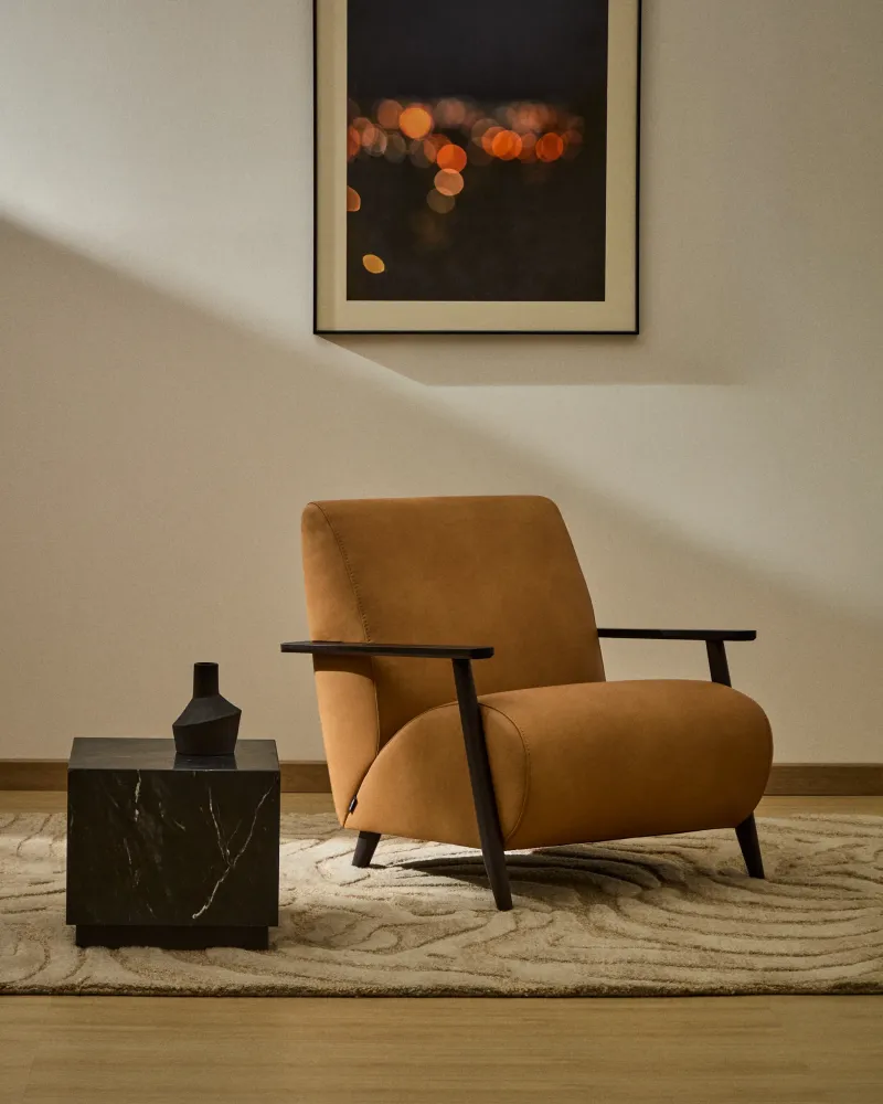 Poltrona Meghan pelle marrone con legno massello di frassino con finitura wengè, FSC Mix Credit