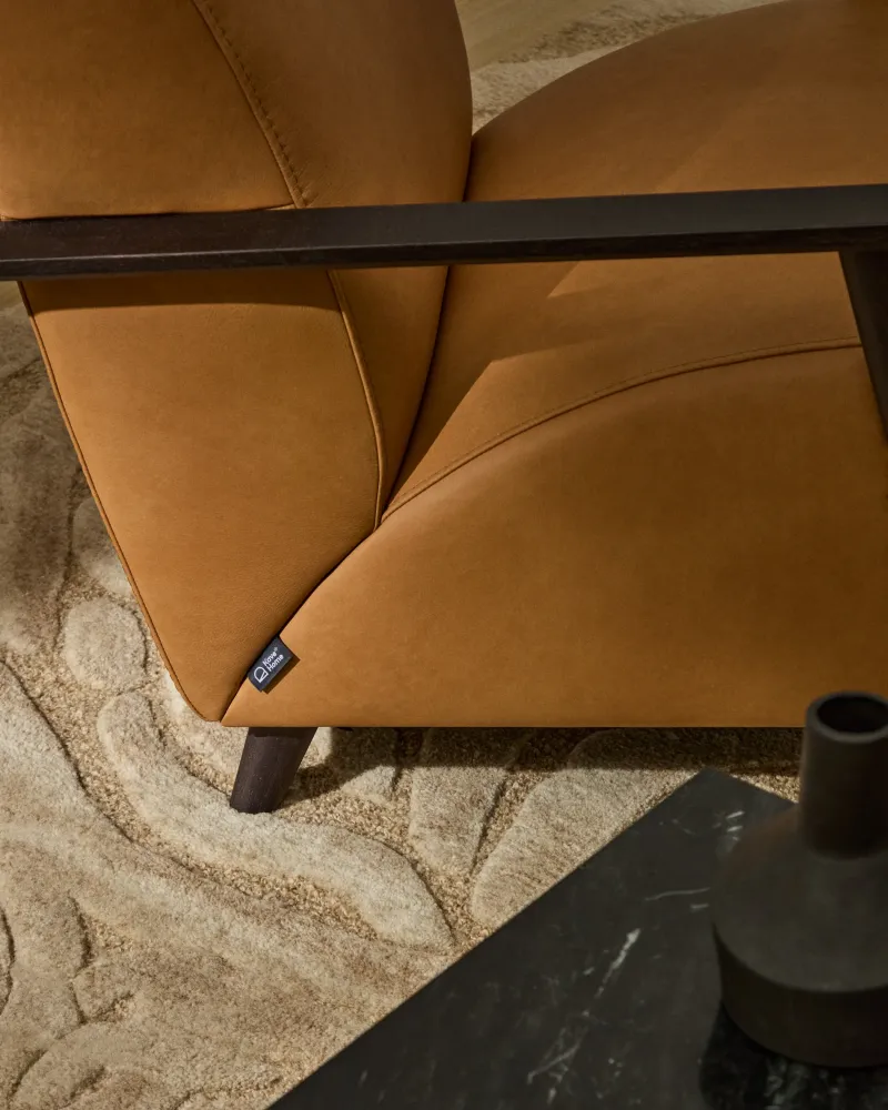 Poltrona Meghan pelle marrone con legno massello di frassino con finitura wengè, FSC Mix Credit