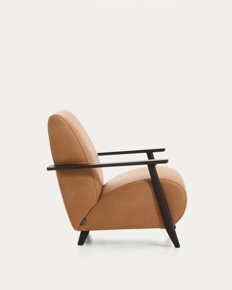 Poltrona Meghan pelle marrone con legno massello di frassino con finitura wengè, FSC Mix Credit