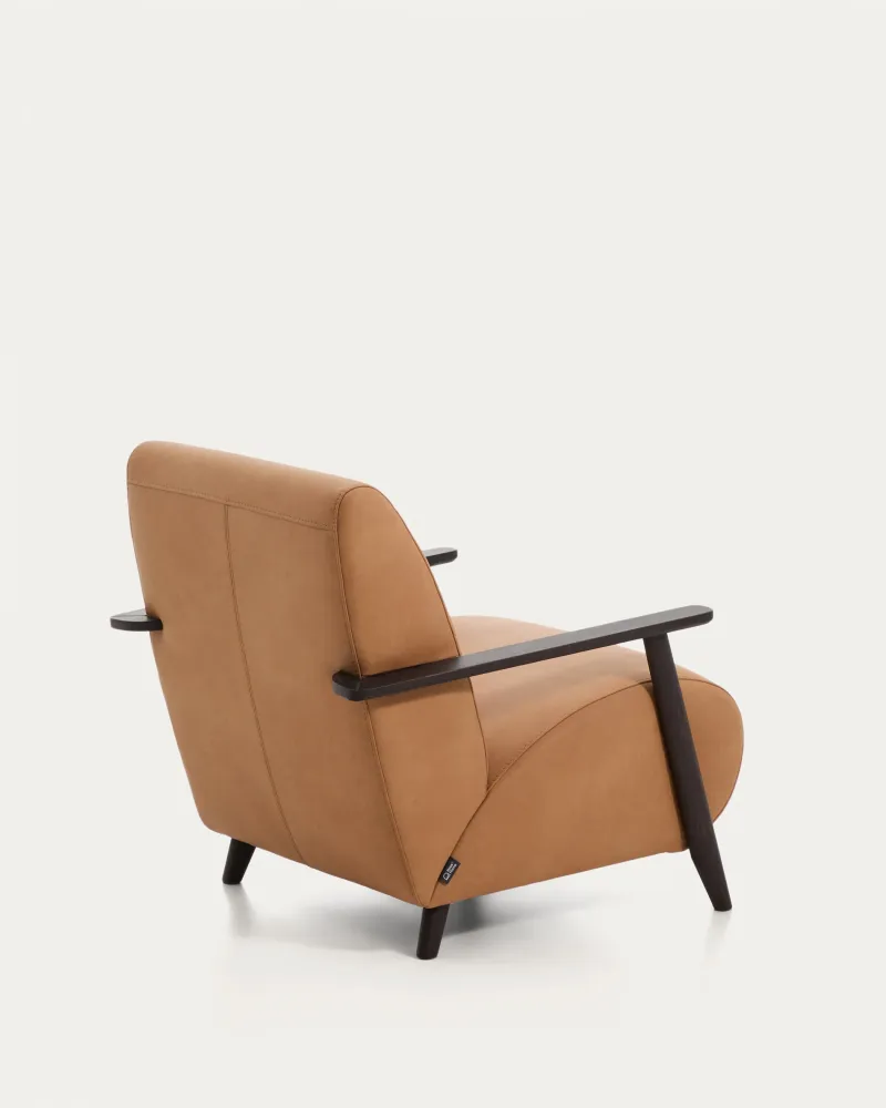 Poltrona Meghan pelle marrone con legno massello di frassino con finitura wengè, FSC Mix Credit