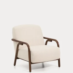 Poltrona Sylo realizzata ciniglia beige e legno massello di frassino con finitura noce, FSC 100 %
