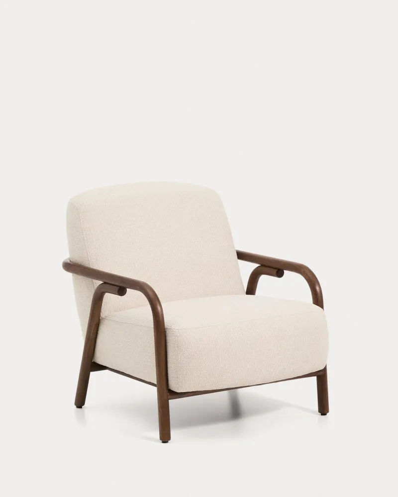 Poltrona Sylo realizzata ciniglia beige e legno massello di frassino con finitura noce, FSC 100 %