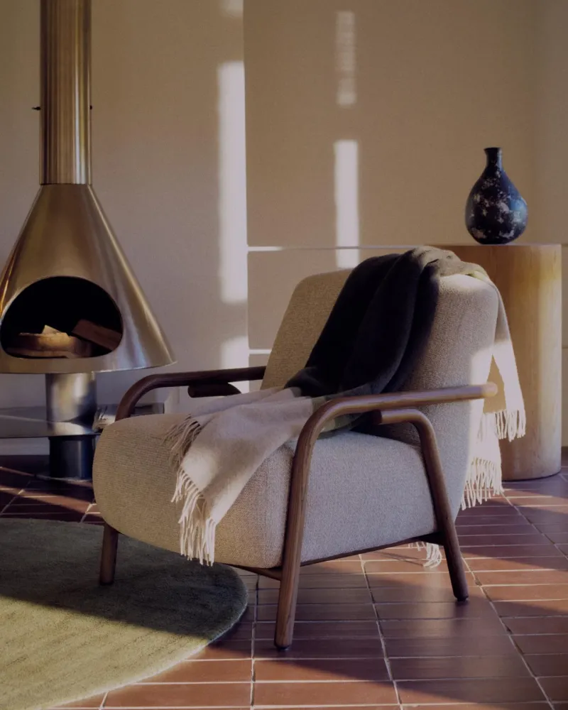 Poltrona Sylo realizzata ciniglia beige e legno massello di frassino con finitura noce, FSC 100 %