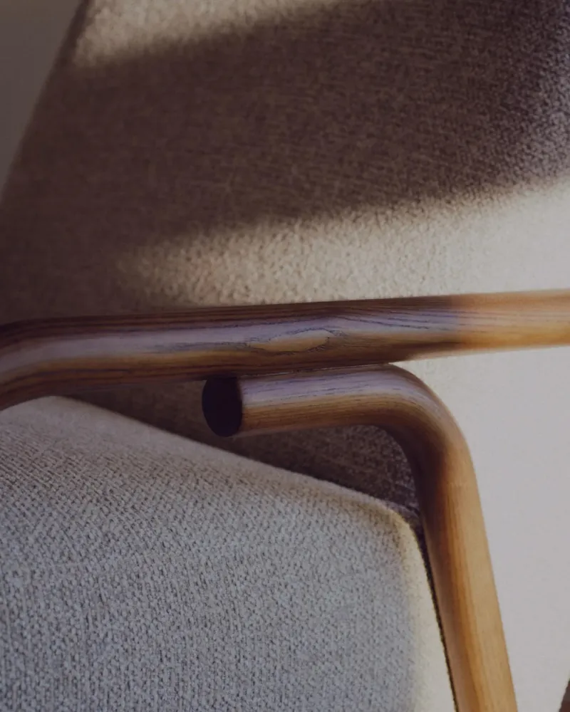 Poltrona Sylo realizzata ciniglia beige e legno massello di frassino con finitura noce, FSC 100 %