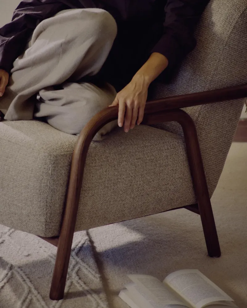 Poltrona Sylo realizzata ciniglia beige e legno massello di frassino con finitura noce, FSC 100 %