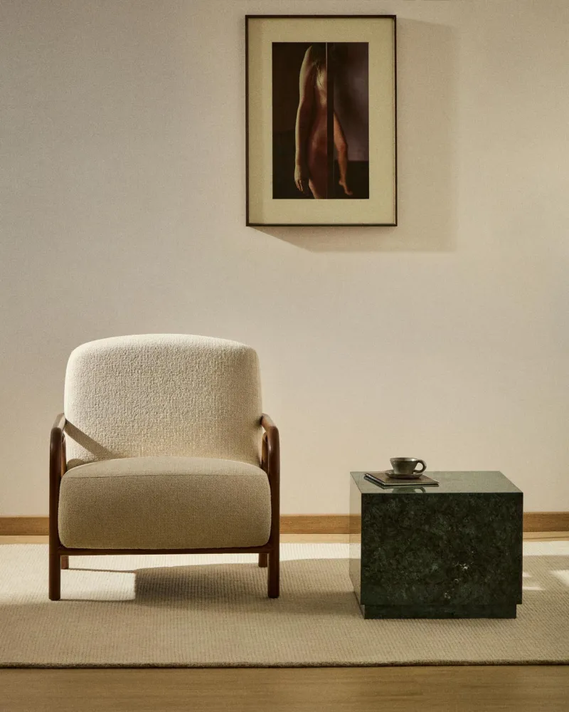Poltrona Sylo realizzata ciniglia beige e legno massello di frassino con finitura noce, FSC 100 %