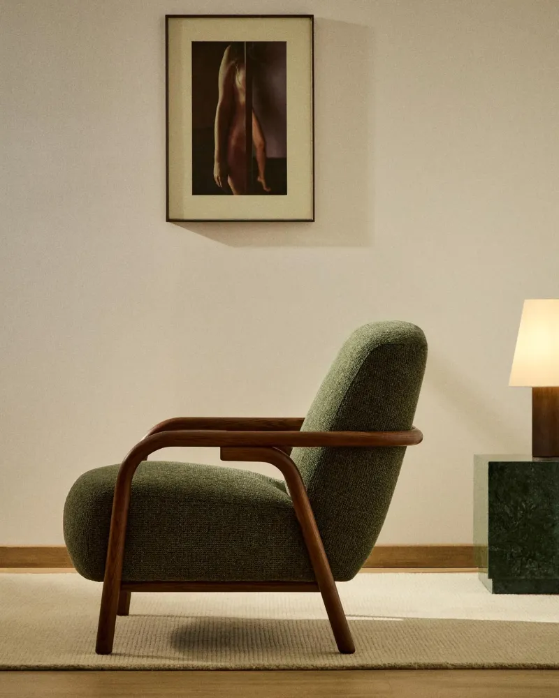 Poltrona Sylo realizzata ciniglia verde scuro e legno massello di frassino con finitura noce, FSC 100 %
