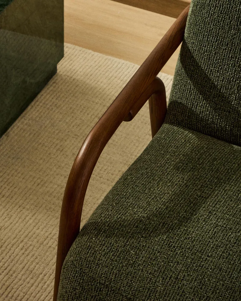 Poltrona Sylo realizzata ciniglia verde scuro e legno massello di frassino con finitura noce, FSC 100 %