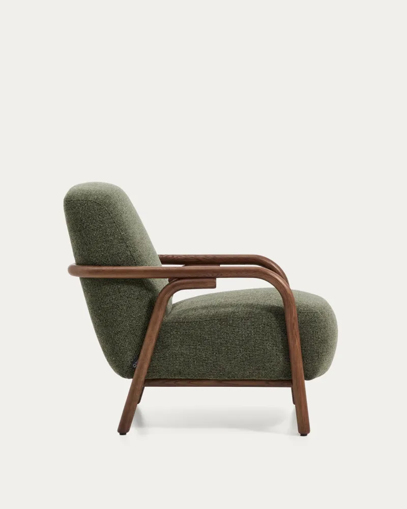 Poltrona Sylo realizzata ciniglia verde scuro e legno massello di frassino con finitura noce, FSC 100 %