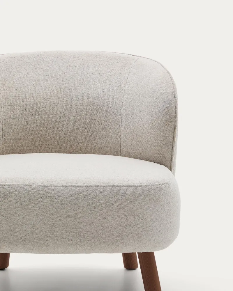 Poltrona Ulit ciniglia beige con gambe legno massello di frassino finitura noce