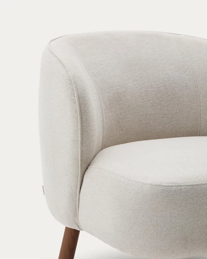 Poltrona Ulit ciniglia beige con gambe legno massello di frassino finitura noce