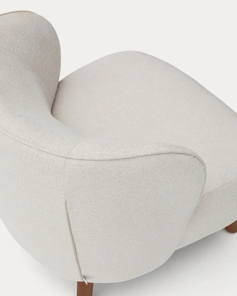 Poltrona Ulit ciniglia beige con gambe legno massello di frassino finitura noce