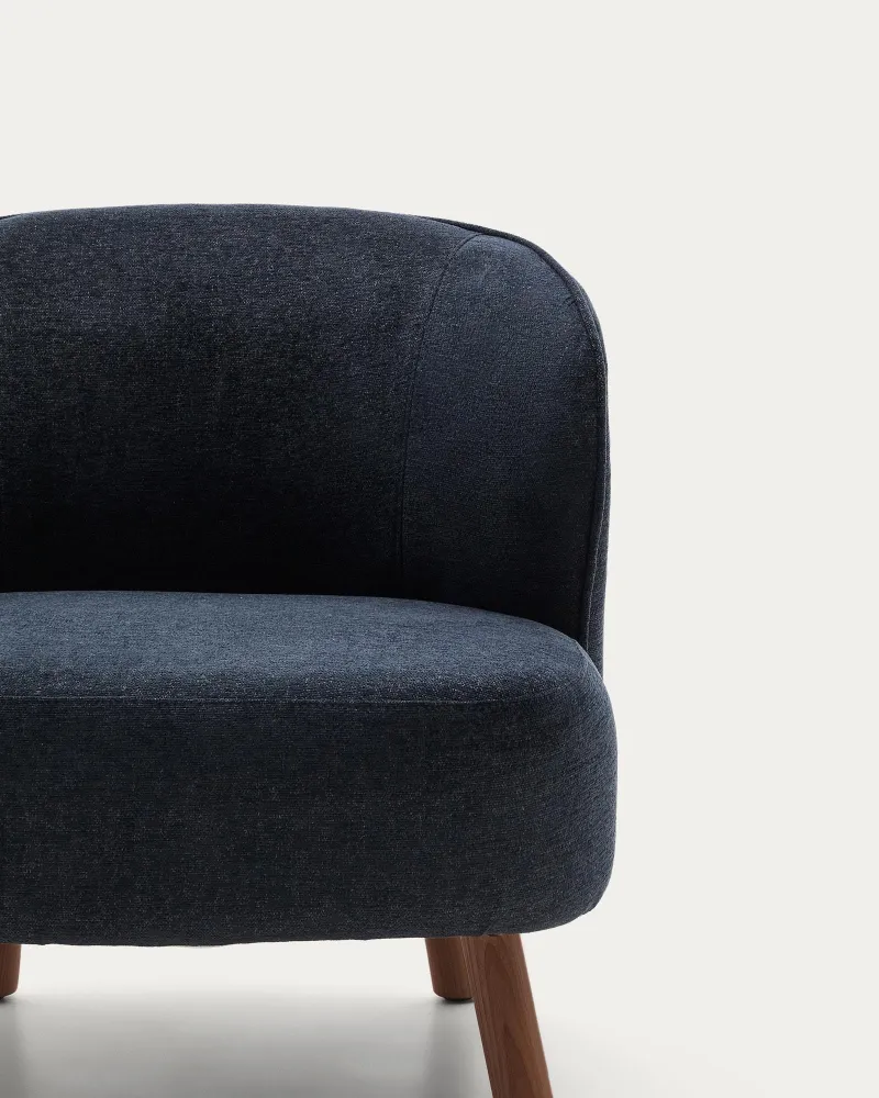 Poltrona Ulit ciniglia grigio-blu con gambe legno massello di frassino finitura noce