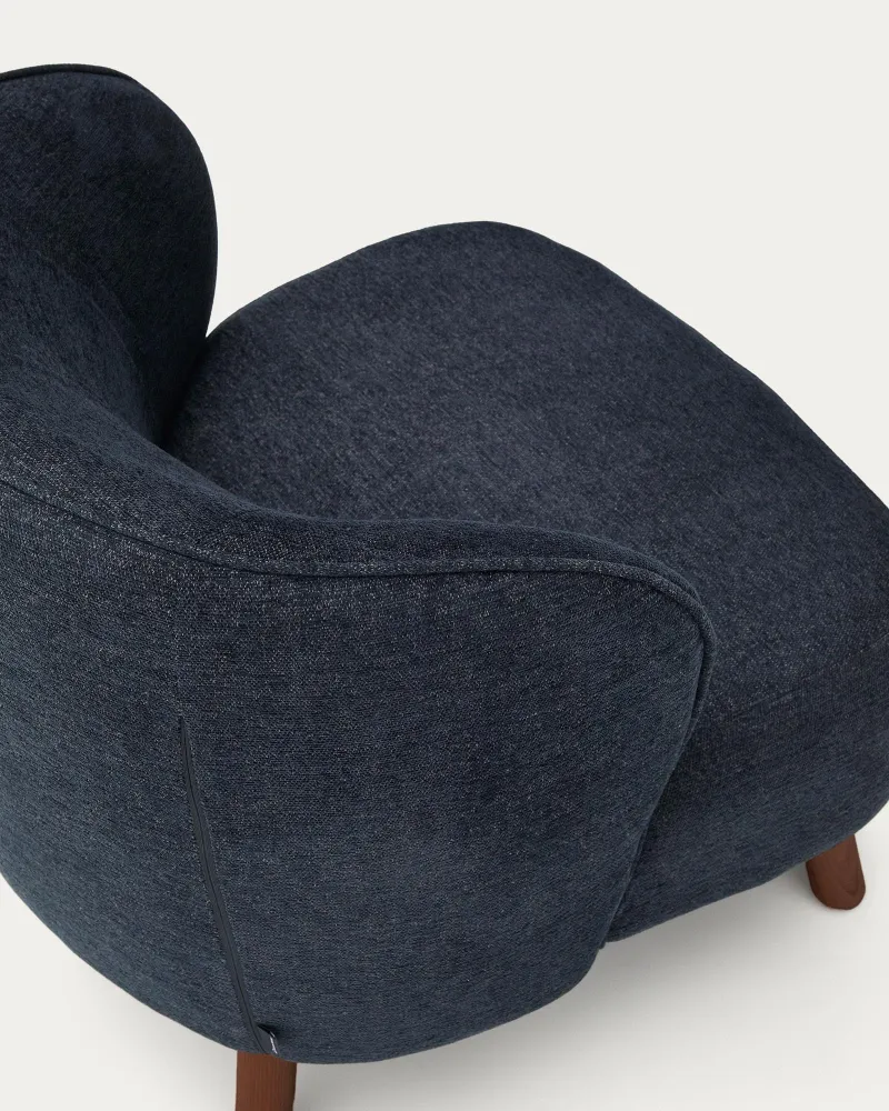 Poltrona Ulit ciniglia grigio-blu con gambe legno massello di frassino finitura noce