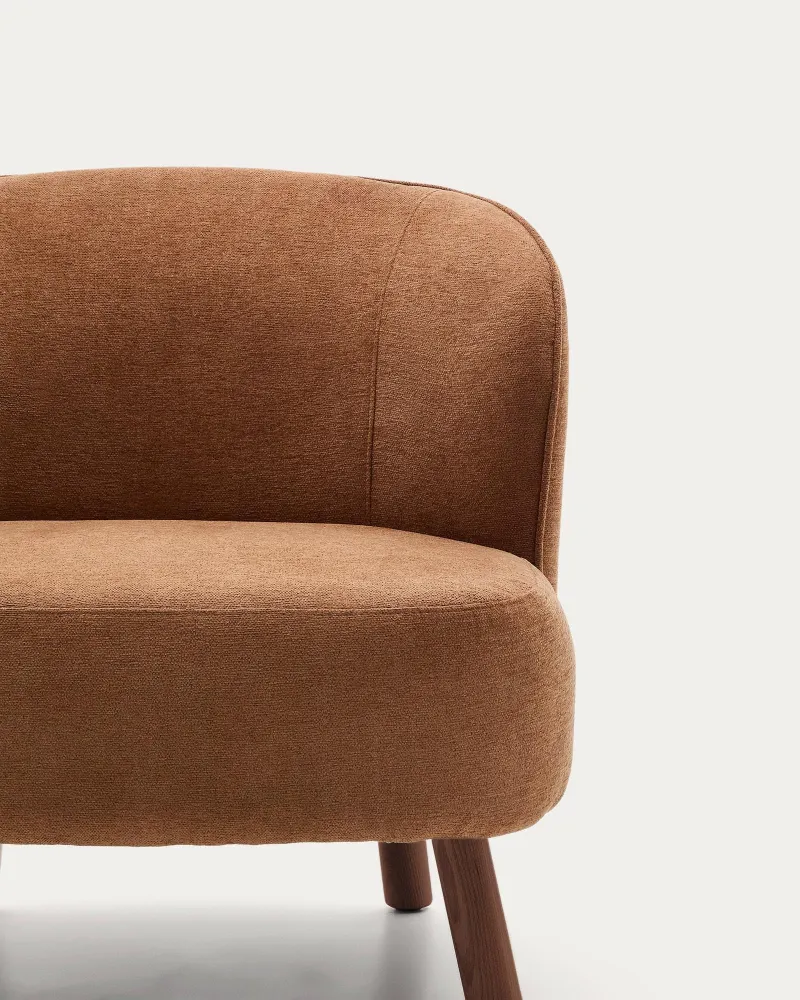 Poltrona Ulit ciniglia terracotta con gambe legno massello di frassino finitura noce