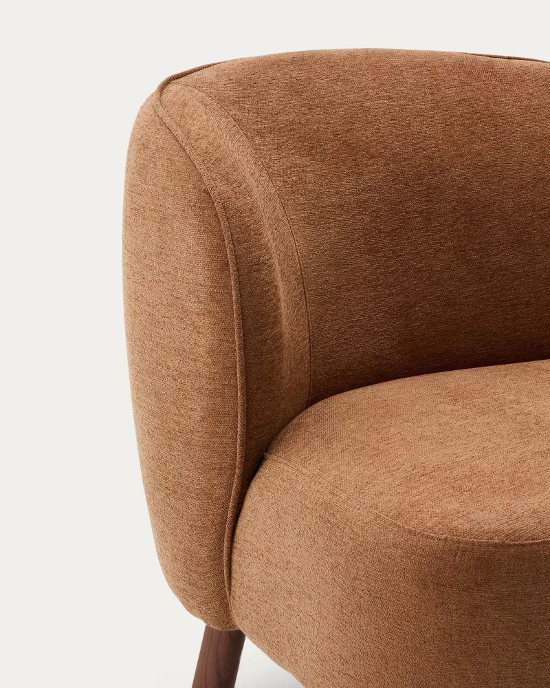 Poltrona Ulit ciniglia terracotta con gambe legno massello di frassino finitura noce