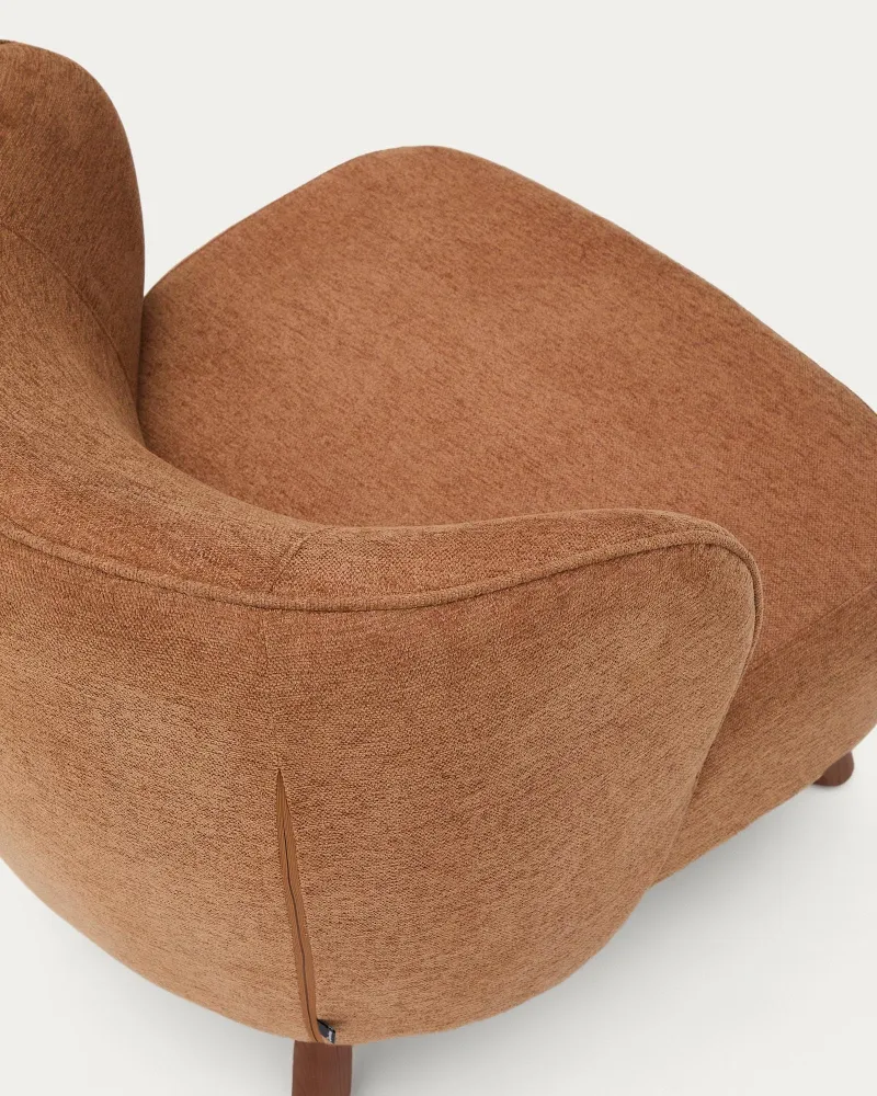 Poltrona Ulit ciniglia terracotta con gambe legno massello di frassino finitura noce
