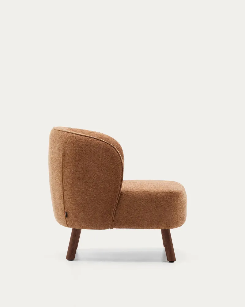 Poltrona Ulit ciniglia terracotta con gambe legno massello di frassino finitura noce