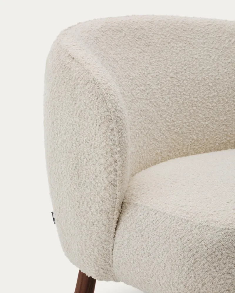 Poltrona Ulit realizzata similpelle di agnello bianca con gambe legno massello di frassino con finitura noce