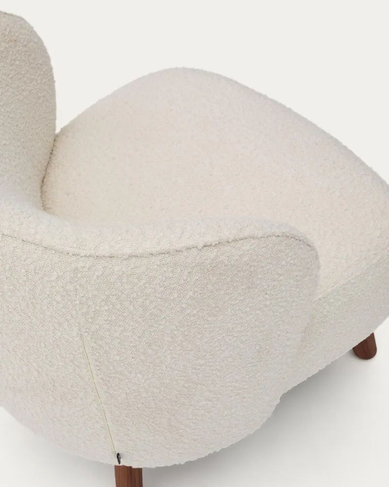 Poltrona Ulit realizzata similpelle di agnello bianca con gambe legno massello di frassino con finitura noce