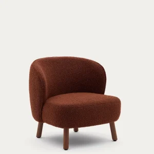 Poltroncina Ulit realizzata similpelle di agnello color terracotta con gambe legno massello di frassino con finitura noce