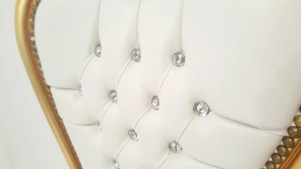 Sedia barocco schienale alto legno colore oro ed ecopelle bianco con strass