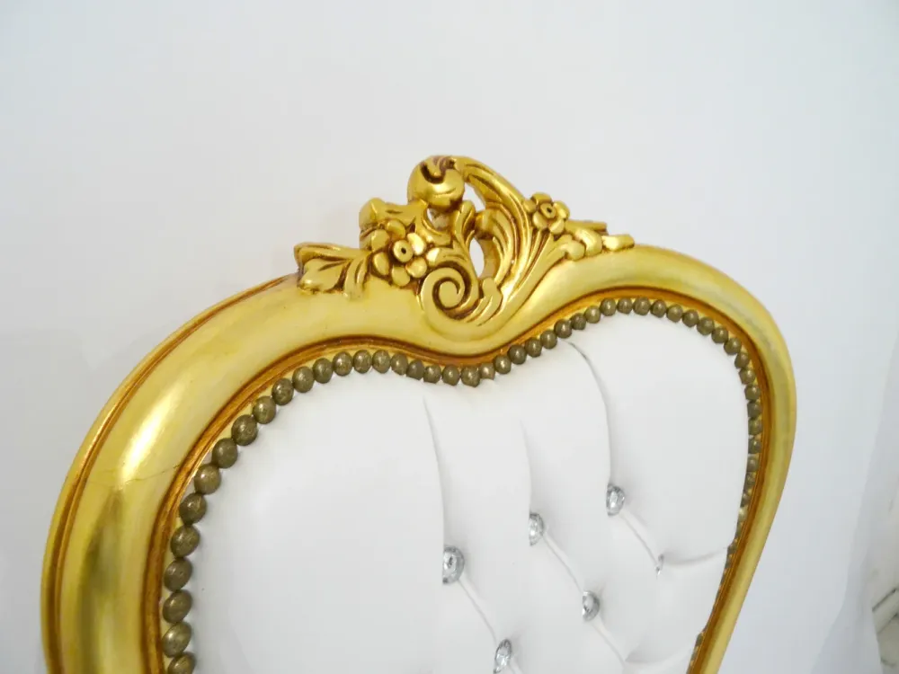 Sedia barocco schienale alto legno colore oro ed ecopelle bianco con strass