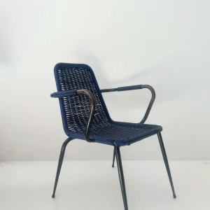 Sedia blu intrecciata con braccioli