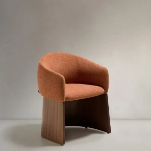 Sedia Bosca con ciniglia terracotta e impiallacciatura noce FSC 100%