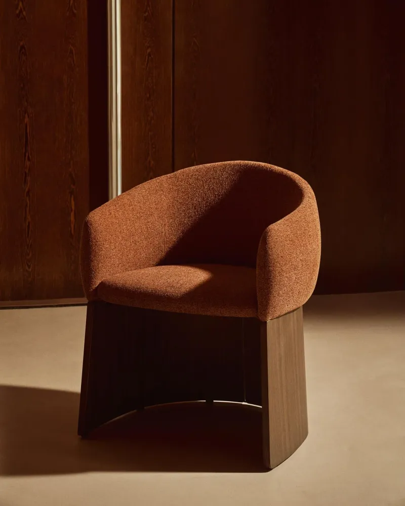 Sedia Bosca con ciniglia terracotta e impiallacciatura noce FSC 100%