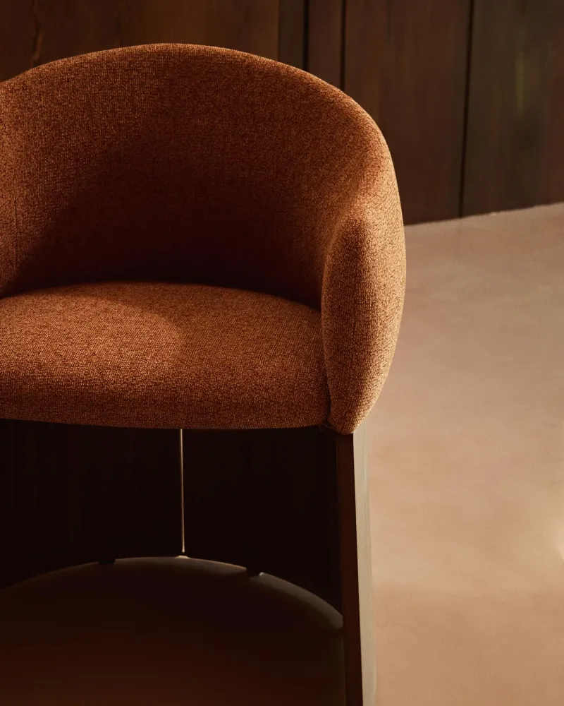 Sedia Bosca con ciniglia terracotta e impiallacciatura noce FSC 100%