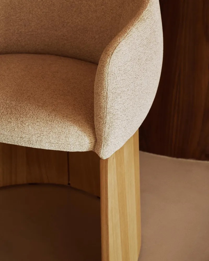 Sedia Bosca con struttura ciniglia beige e impiallacciatura rovere FSC 100%