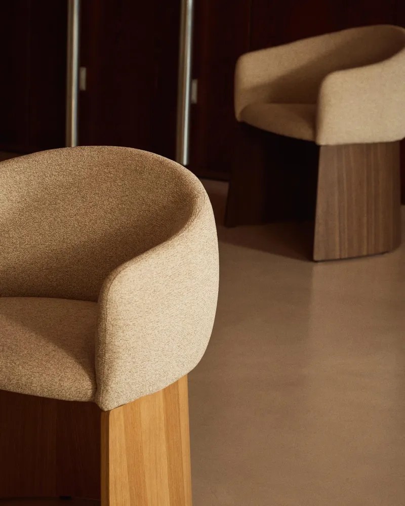 Sedia Bosca con struttura ciniglia beige e impiallacciatura rovere FSC 100%