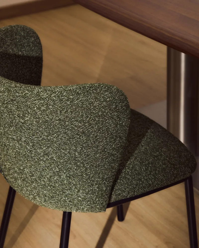 Sedia Ciselia ciniglia spessa di colore verde scuro con gambe acciaio con finitura nera, FSC Mix Credit