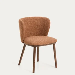 Sedia Ciselia ciniglia spessa di terracotta con gambe massello di frassino con finitura noce, FSC Mix Credit