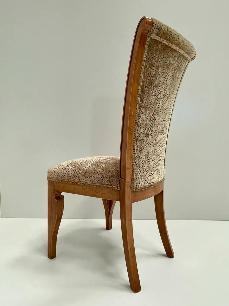 Sedia con gambe sfera tagliate