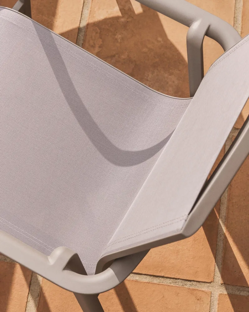 Sedia da esterno impilabile Canea realizzata Textline beige e alluminio tortora
