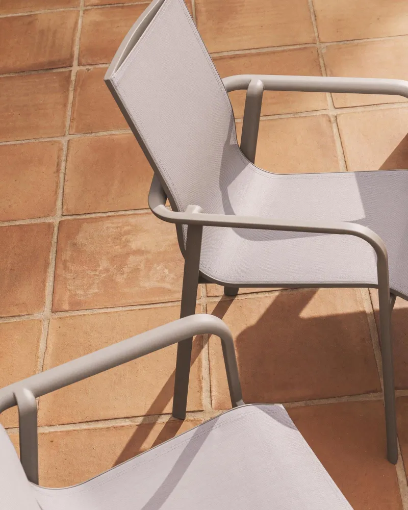 Sedia da esterno impilabile Canea realizzata Textline beige e alluminio tortora