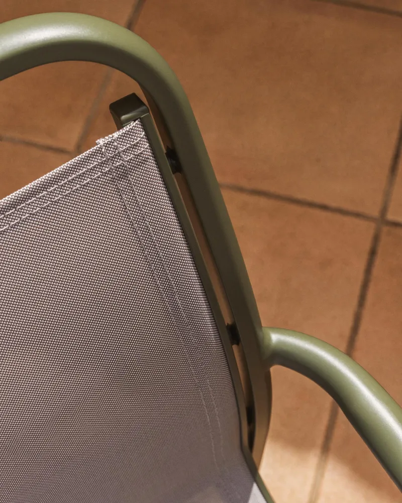 Sedia da esterno impilabile Luri alluminio nei colori Textline verde e beige