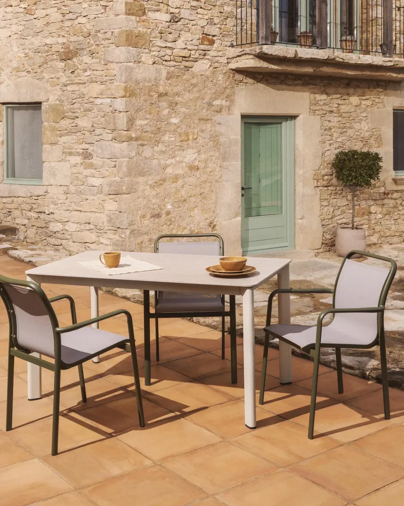 Sedia da esterno impilabile Luri alluminio nei colori Textline verde e beige