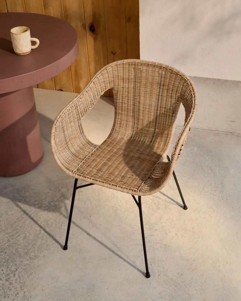 Sedia impilabile Eltiera realizzata rattan sintetico e telaio acciaio nero